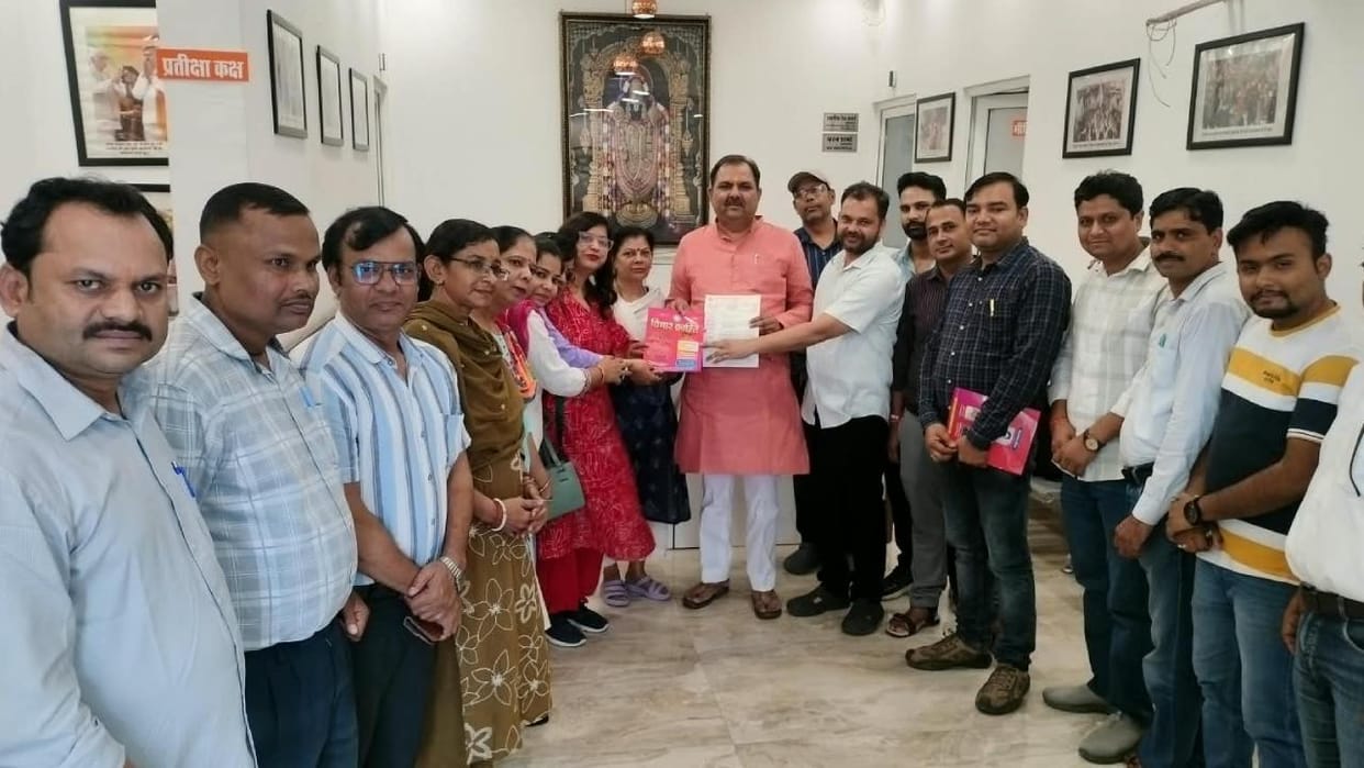Jhansi: Teachers' Self-Care Team met with public representatives.