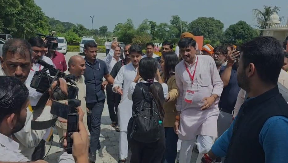 दो दिवसीय प्रदेश कार्यसमिति की बैठक को लेकर ओरछा पहुंच रहे भाजपा नेता।