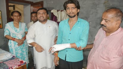थाने पहुंचे लोग।