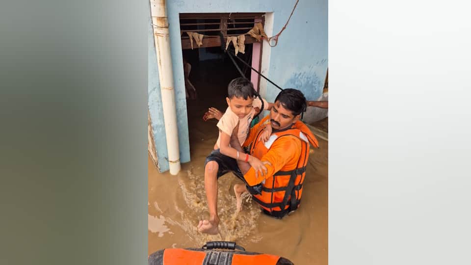 UP Heavy Rain Update: Floods in Chitrakoot, Shops Submerged, Railway Track Damaged, Ganga Rises in Prayagraj