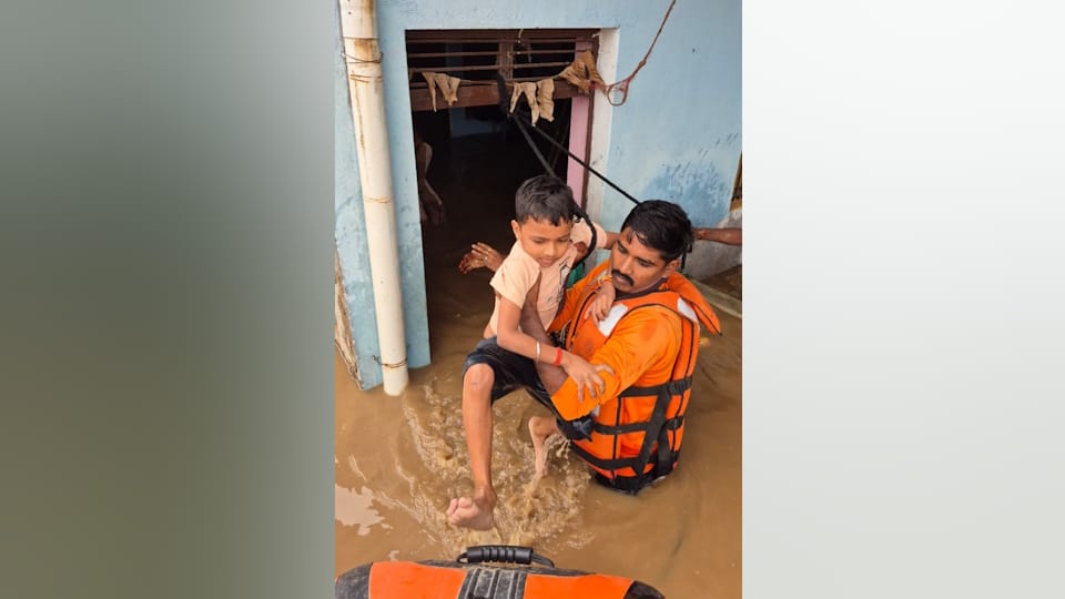 UP Heavy Rain Update: Floods in Chitrakoot, Shops Submerged, Railway Track Damaged, Ganga Rises in Prayagraj