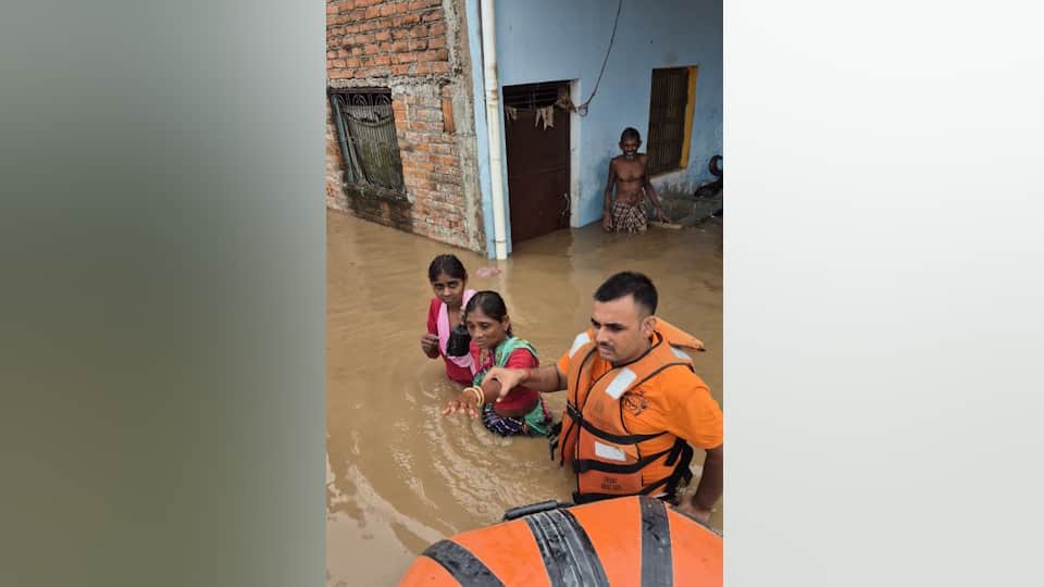 UP Heavy Rain Update: Floods in Chitrakoot, Shops Submerged, Railway Track Damaged, Ganga Rises in Prayagraj