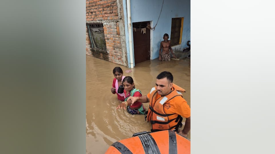 UP Heavy Rain Update: Floods in Chitrakoot, Shops Submerged, Railway Track Damaged, Ganga Rises in Prayagraj
