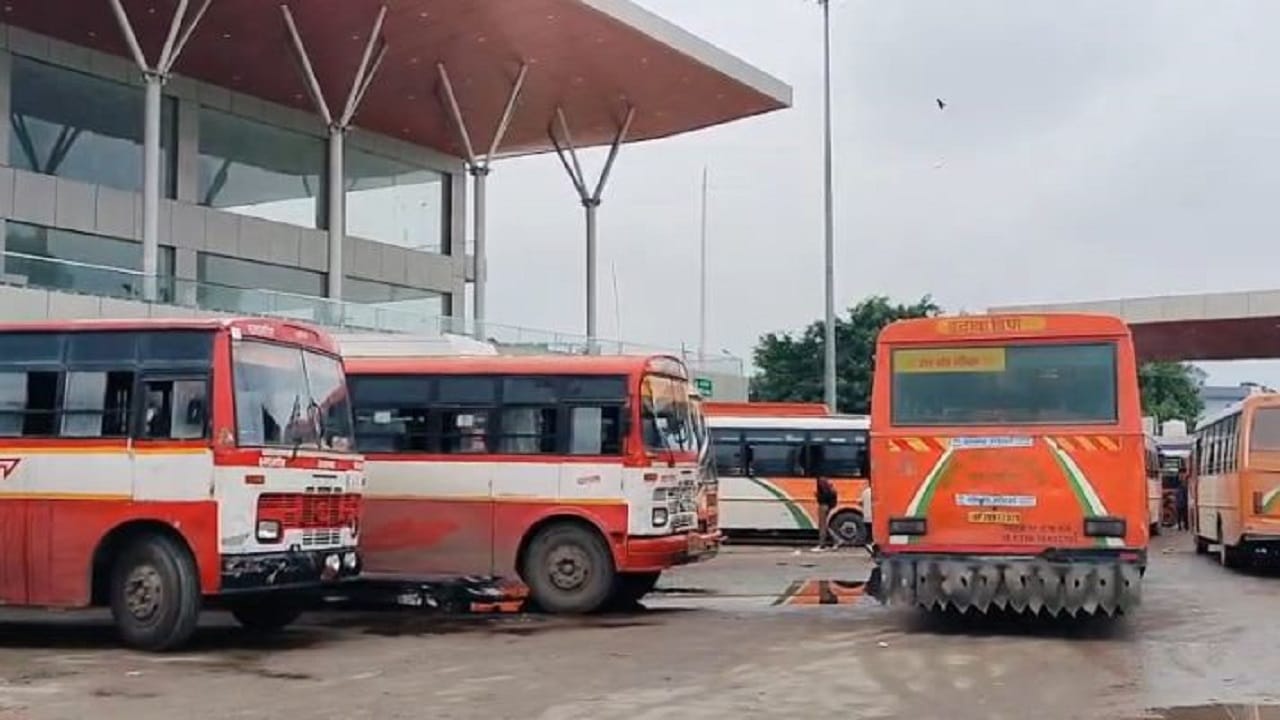 बस अड्डे पर खड़ीं रोडवेज की बसें