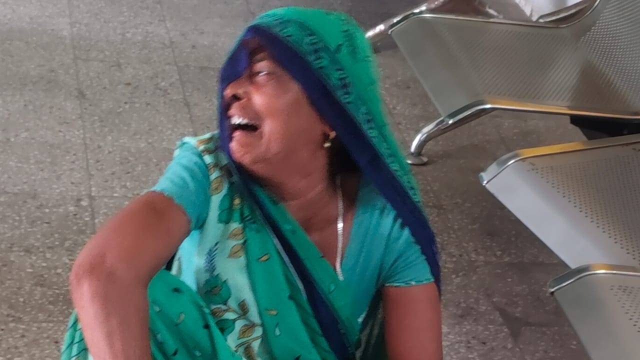 बांकेगंज अस्पताल में रोती-बिलखती पिंटू की मां