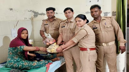 सीएचसी में भर्ती पीड़ित महिला को पुलिसकर्मियों ने दिए फल
