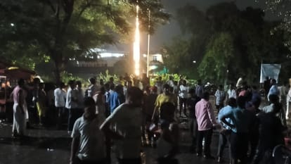 अरैल रोड पर सड़क हादसे के बाद जुटी भीड़।