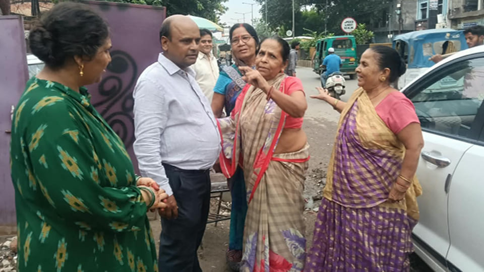 अधिकारियों को घेरे महिलाएं