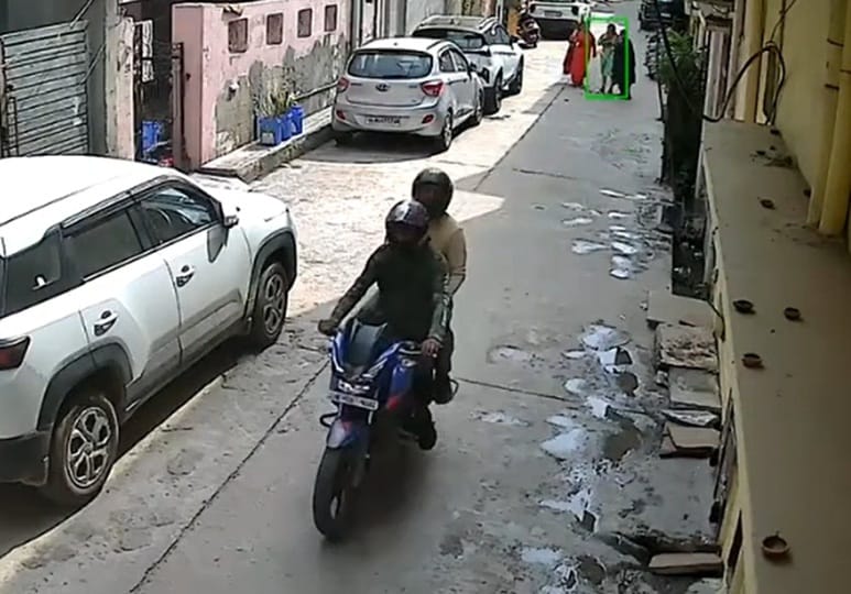 Gold chain and locket snatched from a woman neck in Bahadurgarh Model Town incident captured on CCTV