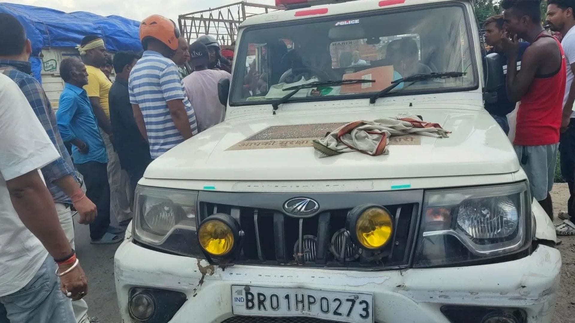 बेकाबू पुलिस वैन ने तीन को रौंदा