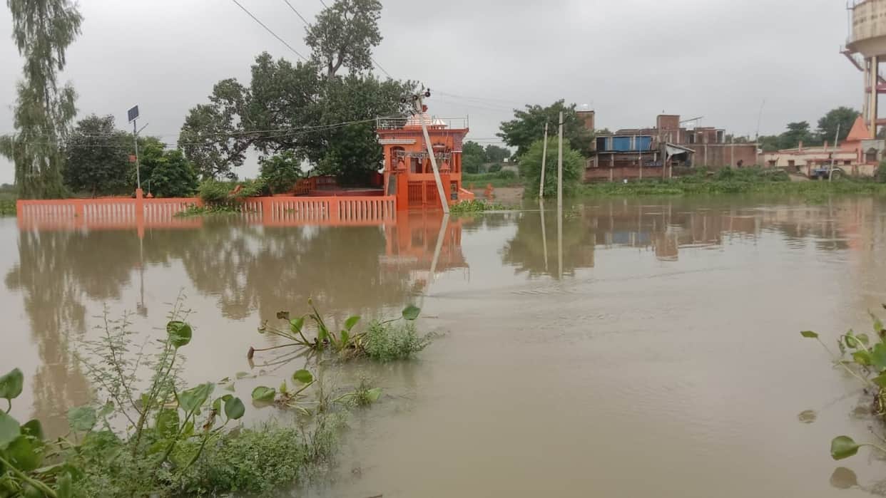 Ganga poised touch danger mark 400 bighas of crops submerged in Ghazipur due to floods traffic on bypass