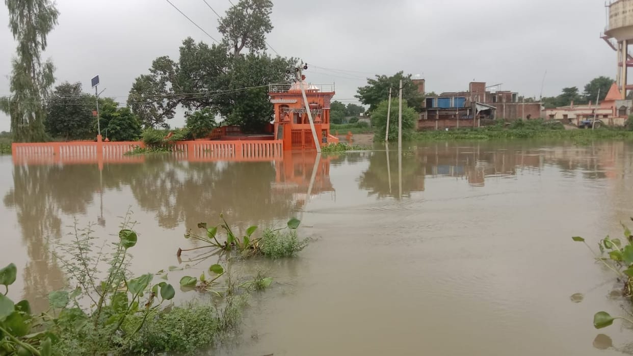 Ganga poised touch danger mark 400 bighas of crops submerged in Ghazipur due to floods traffic on bypass