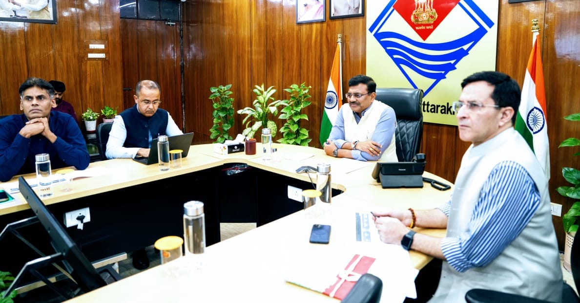 बैठक लेते मुख्य सचिव आनंद बर्द्धन