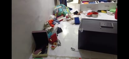चोरों ने घर में बने लॉकरों को निशाना बनाया।