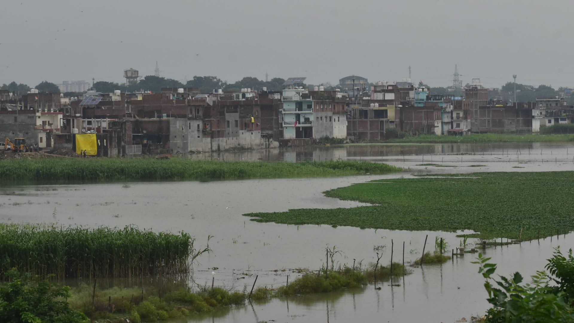 Ganga and Yamuna in spate in Prayagraj: Water reaches inhabited areas; danger rises.