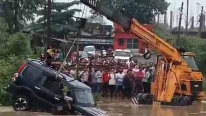 तेज बहाव में उतारी स्कॉर्पियो, दो युवक फंसे