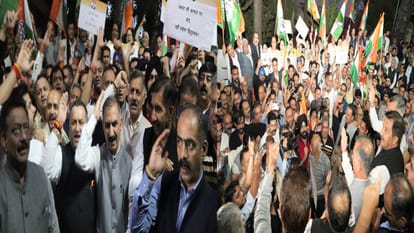 डीसी कार्यालय के बाहर हिमाचल कांग्रेस का प्रदर्शन।