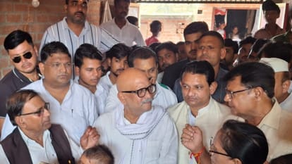कांग्रेस प्रदेश अध्यक्ष अजय राय ने पीड़ित परिवार की मुलाकात।