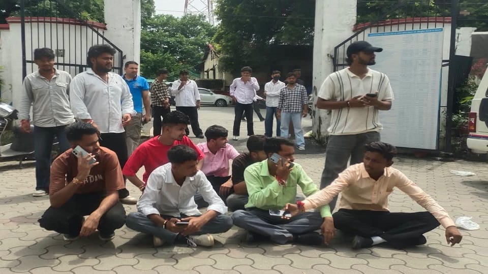 एमबीपीजी कॉलेज में विवाद के बाद कोतवाली में धरने पर बैठे छात्र