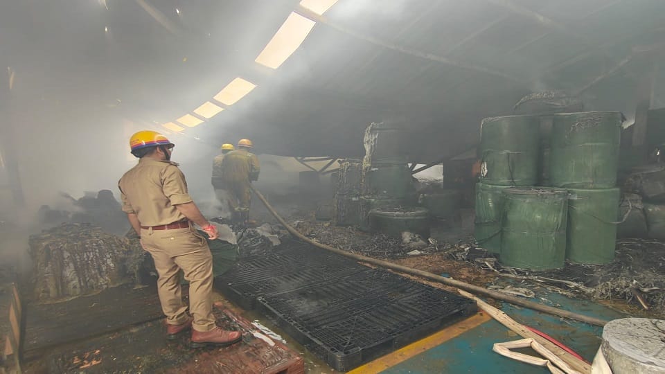 फिल्टर बनाने वाली फैक्टरी में आग