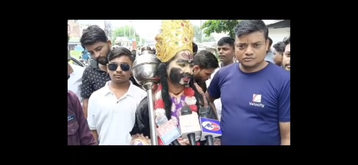 Kanpur Barr 80 Feet Road Turns Into ‘Gateway to Yamaraj’, Youth Stage Unique Protest Over Potholes