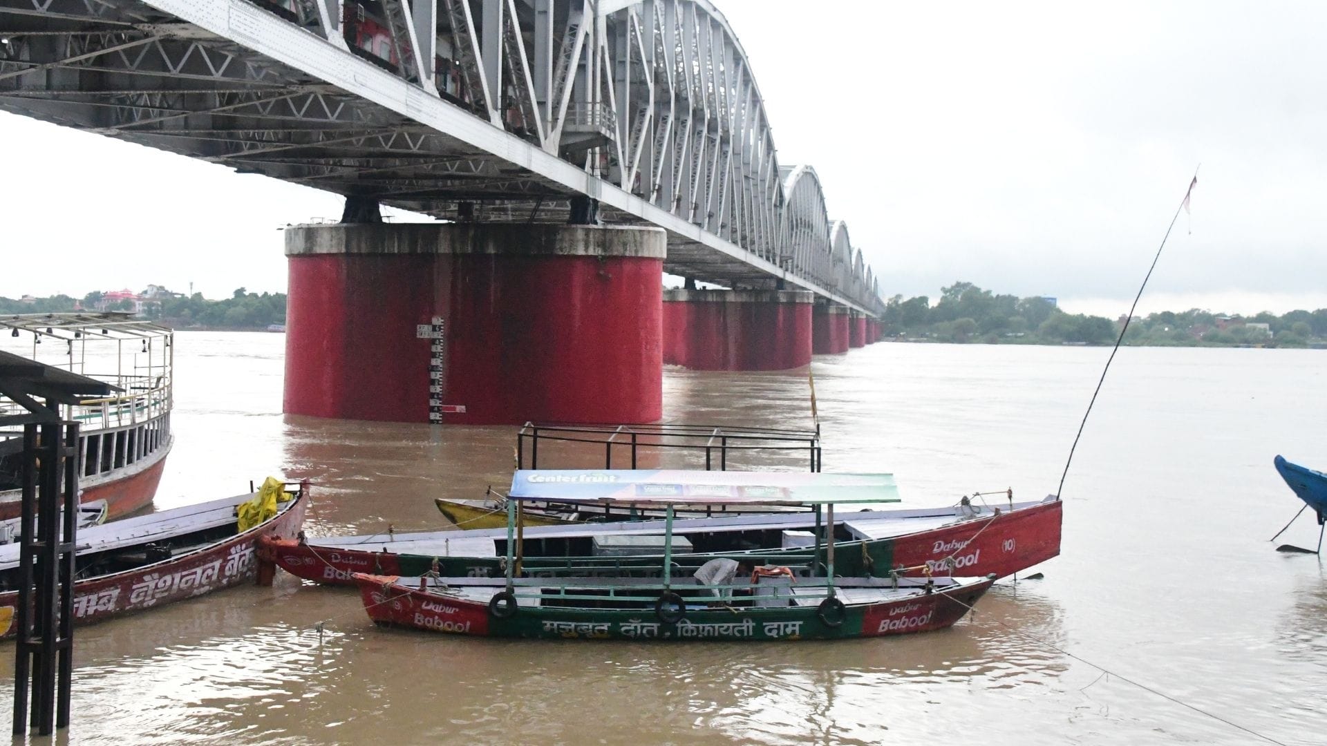 Migration of 361 families in Varanasi Varuna above danger mark hundreds of acres of crops submerged