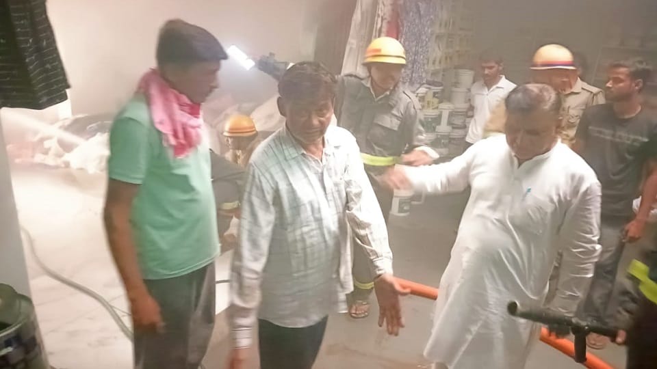 गोदाम में लगी आग।