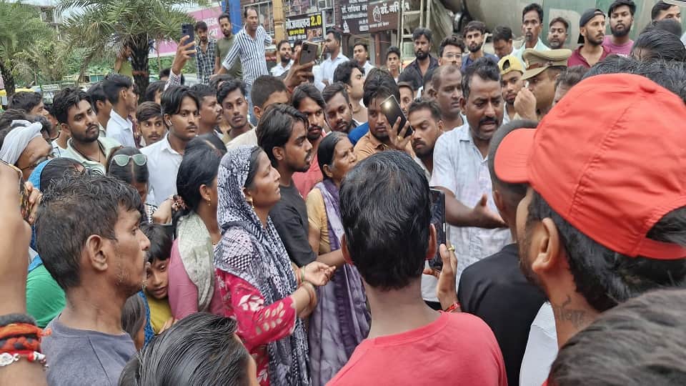 Magic vehicle runs over children playing in Gorakhpur one dead another in critical condition