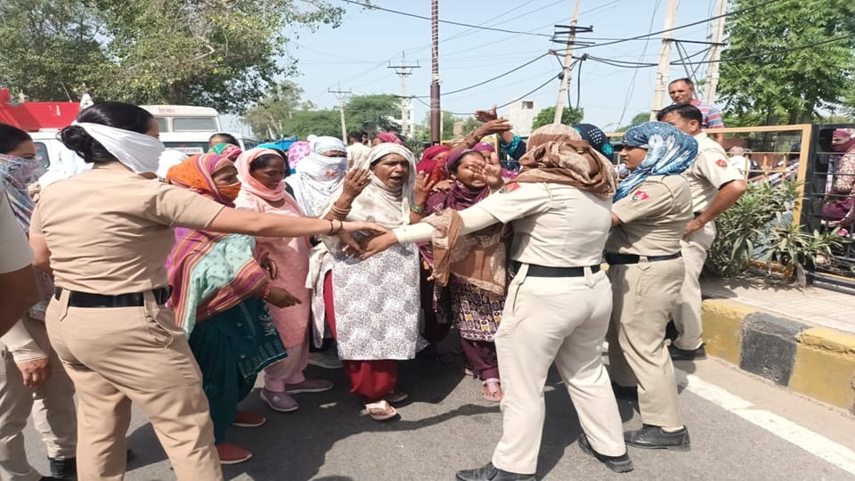 Uproar in Hisar again over garbage collection; female sanitation worker blocks officials' vehicles.