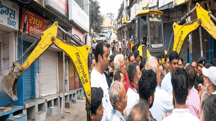 सड़कों पर उतरे आक्रोशित दुकानदार। फोटो- जयेश मालवीय।