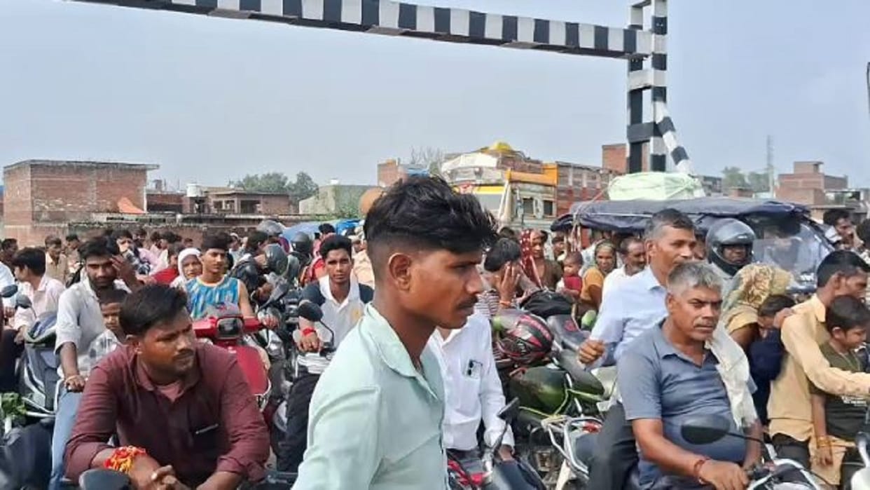 pregnant woman gives birth to a baby girl in ambulance stuck in the traffic jam in Budaun