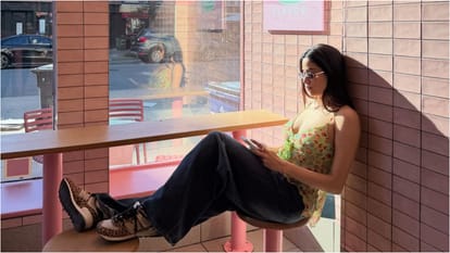 Janhvi Kapoor shares stunning and stylish photos enjoying pizza with her friends on her social media
