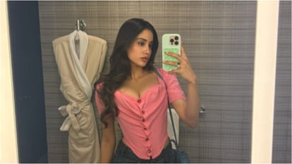 Janhvi Kapoor shares stunning and stylish photos enjoying pizza with her friends on her social media