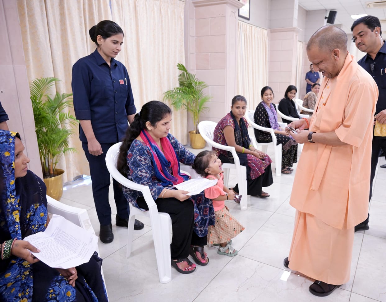 CM Yogi's public meeting: Brother tells about sister's suffering, CM gets emotional and gets her admitted to L