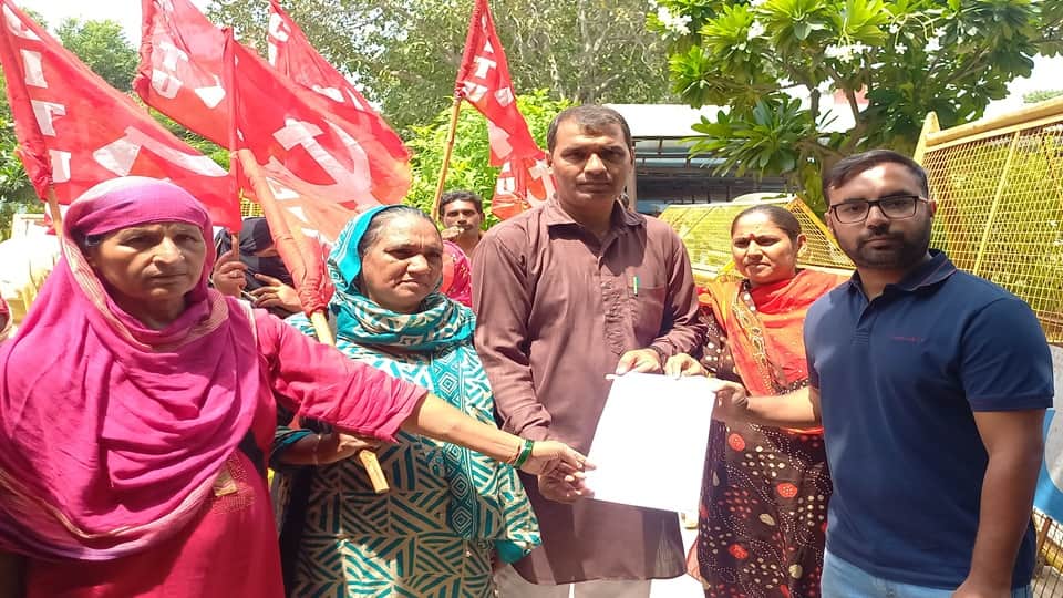 Jhajjar: Employees protest under CITU leadership, submit memorandum addressed to the CM