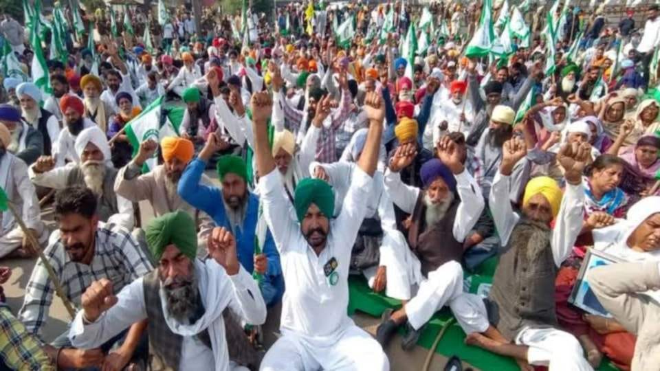 Farmers protest on Chandigarh-Mohali border