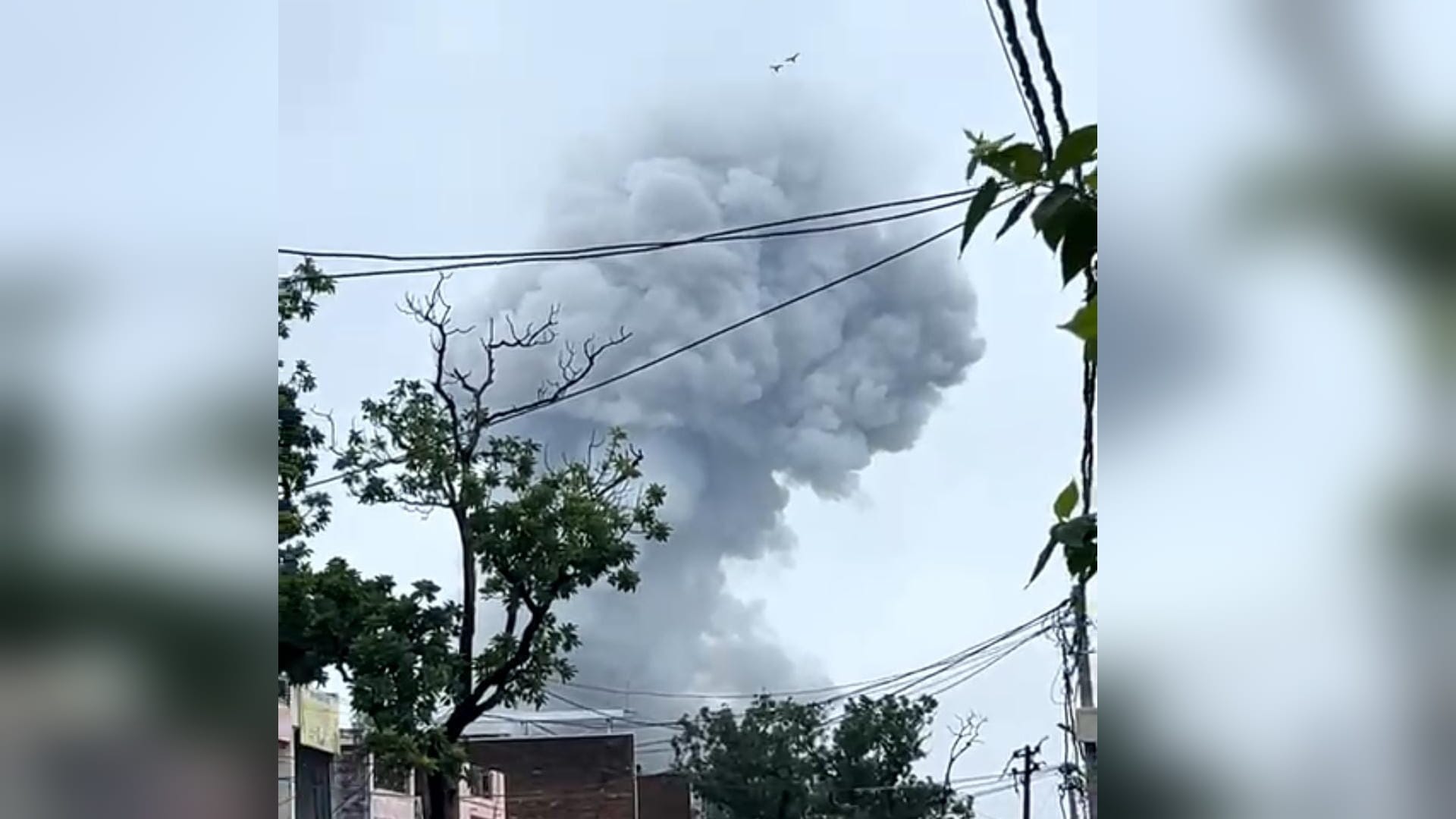 Kaushambi: Massive fire at firecracker factory; Manauri market shaken by explosions.