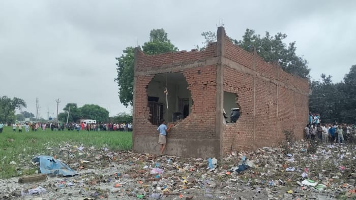 Kaushambi: Massive fire at firecracker factory; Manauri market shaken by explosions.