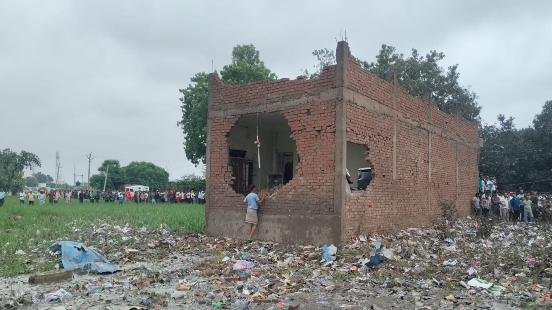 Kaushambi: Massive fire at firecracker factory; Manauri market shaken by explosions.