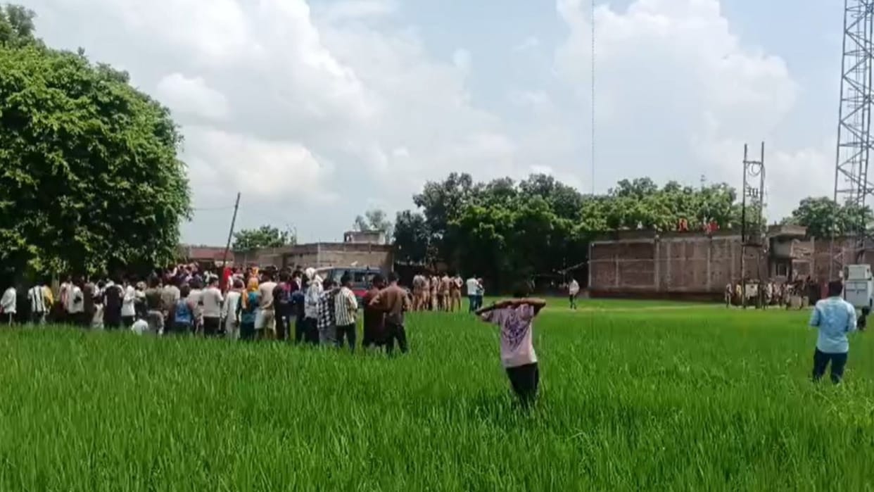 Young man climbs mobile tower for girlfriend comes down after brother persuasion police reached