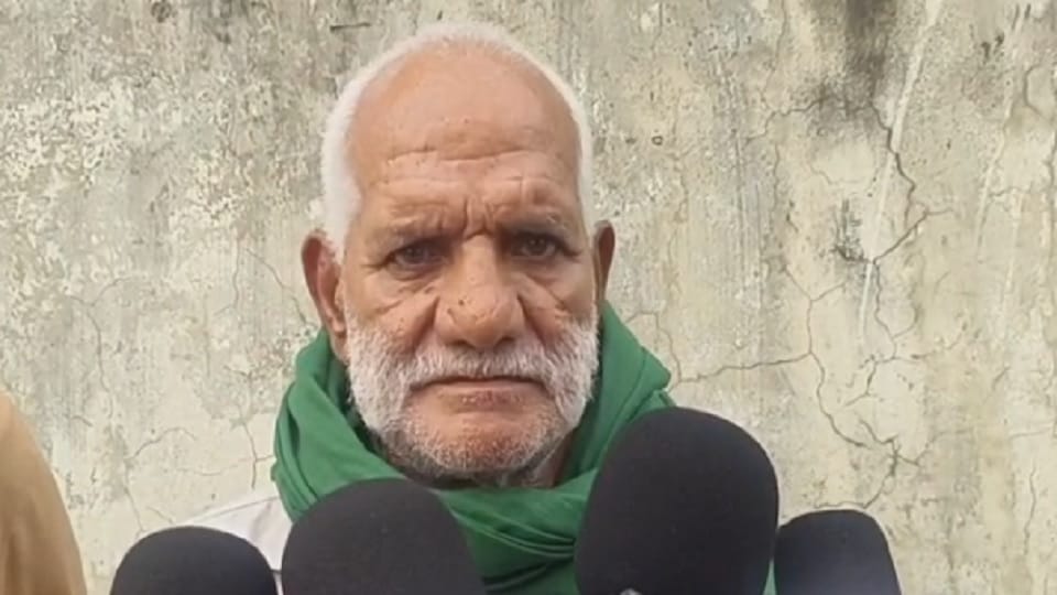 मौके पर पहुंचे अंकित बालियान के पिता सतबीर फौजी।