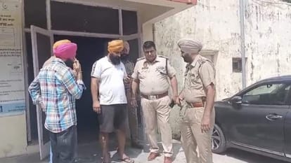 मामले की जांच करती पुलिस