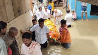 मर्णिकणिका घाट पर शव यात्रियों को हो रही दिक्कत।