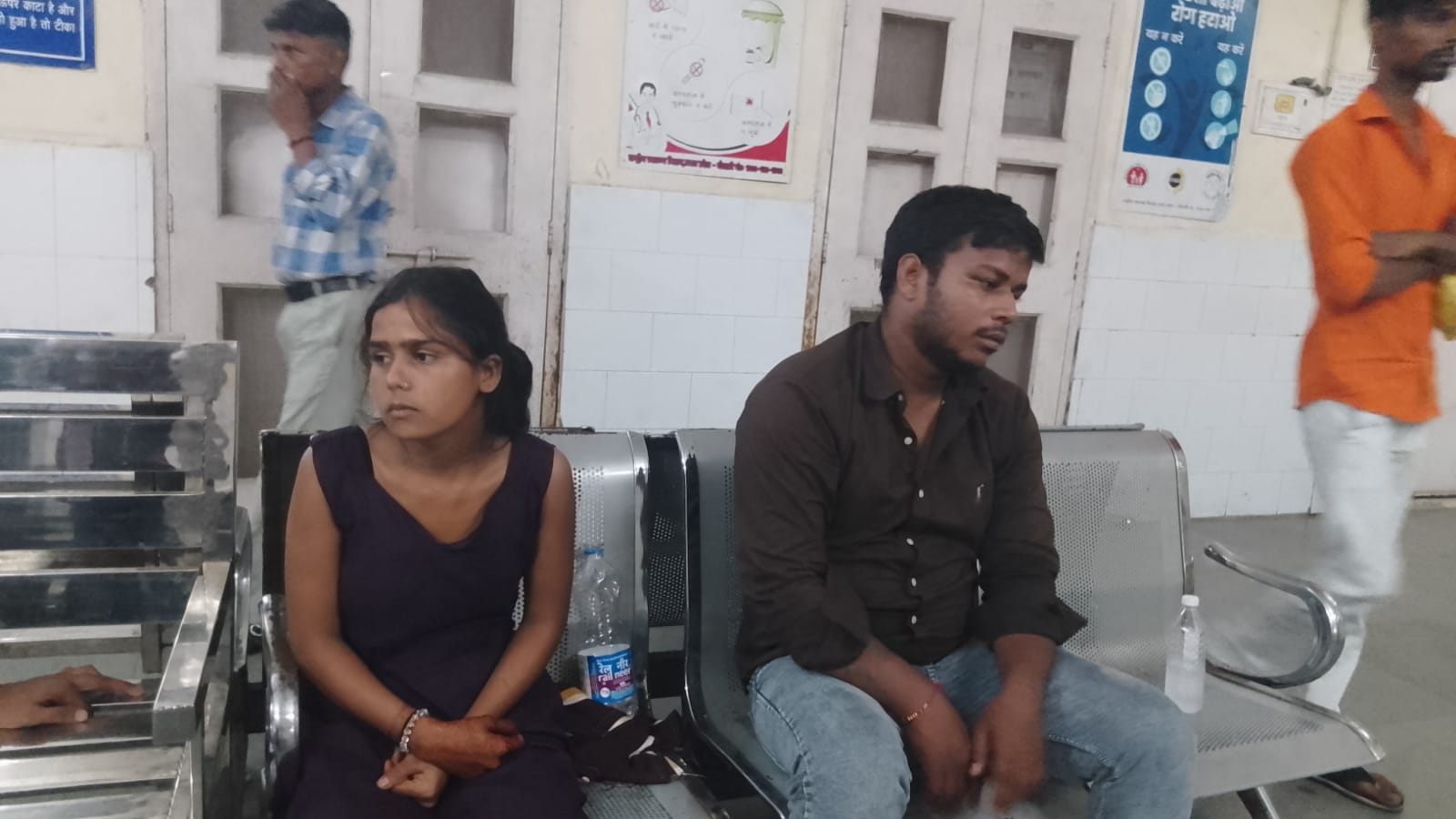 मृतक चांदनी की बहन सरोजिनी व पती उपेंद्र