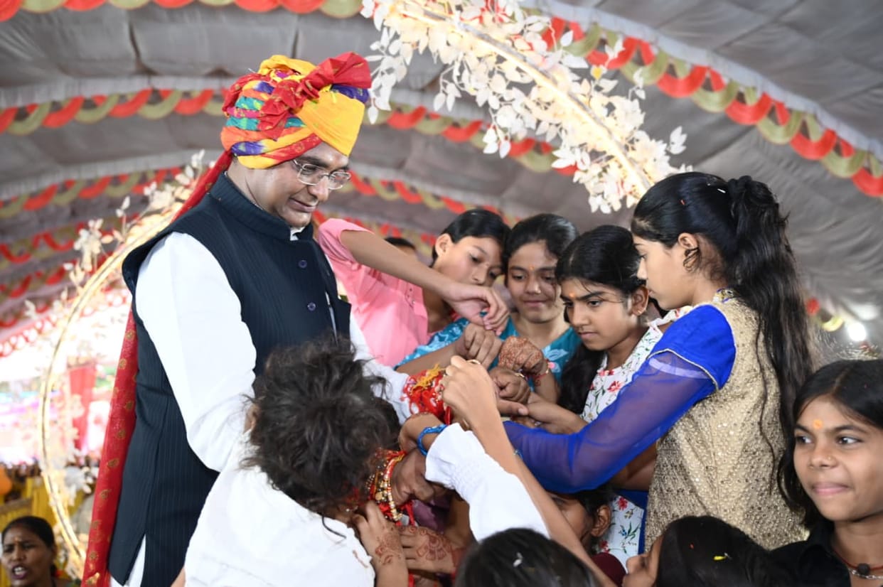 A unique Raksha Bandhan in Narela: 22,432 sisters tied Rakhis to Vishvas Sarang; Gen Z sisters also demonstrat