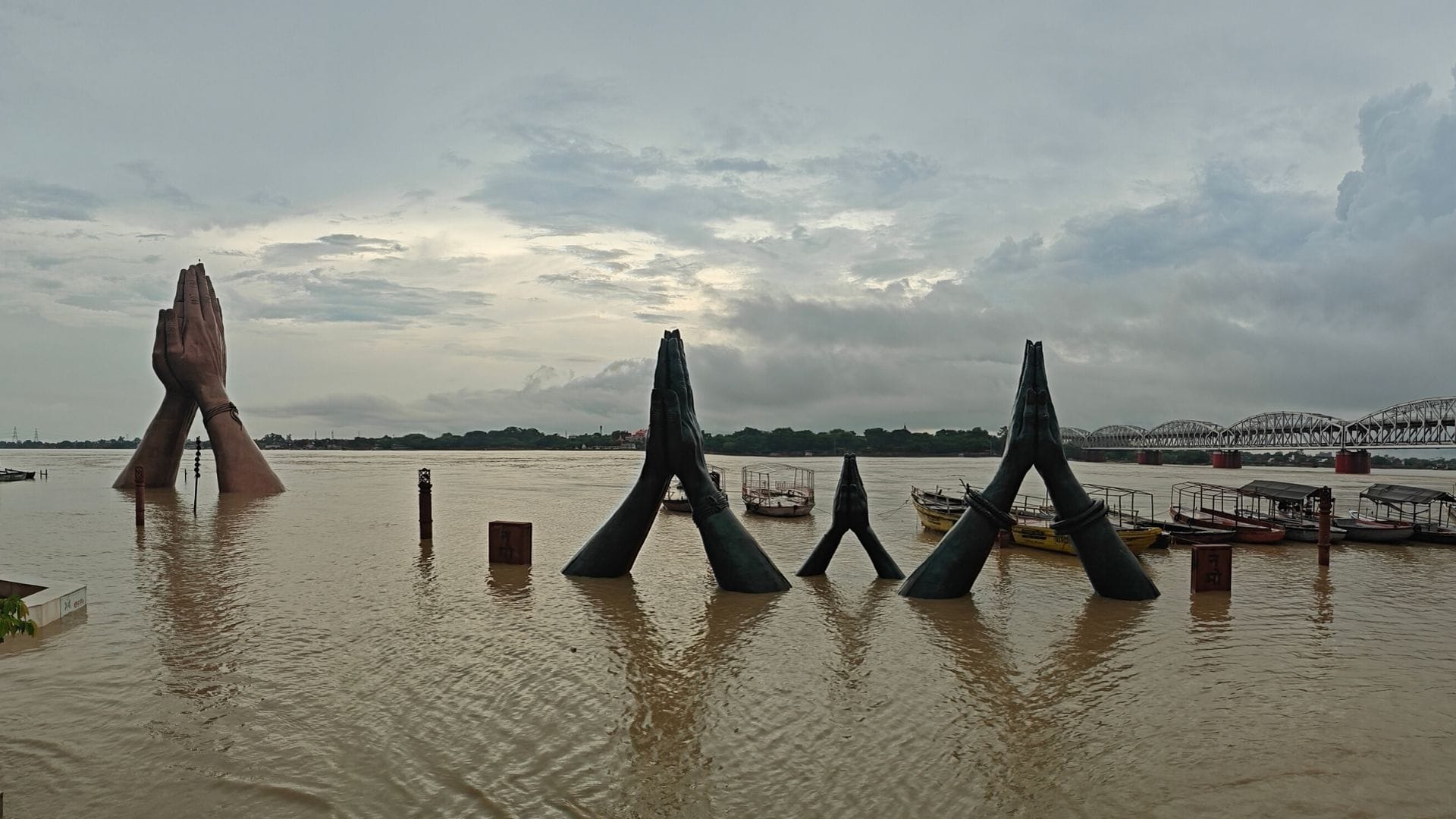 Migration of 361 families in Varanasi Varuna above danger mark hundreds of acres of crops submerged