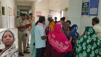 निर्मला देवी की फाइल फोटाे और अस्पताल में लगी भीड़।