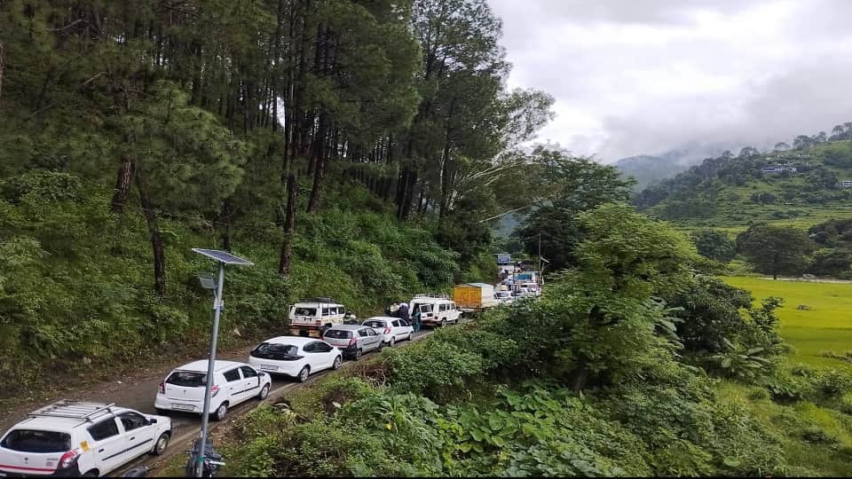 Bageshwar-garur motor road closed due to hill crack near Rawaikhal