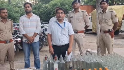 पकड़ी गई शराब की बोतलें