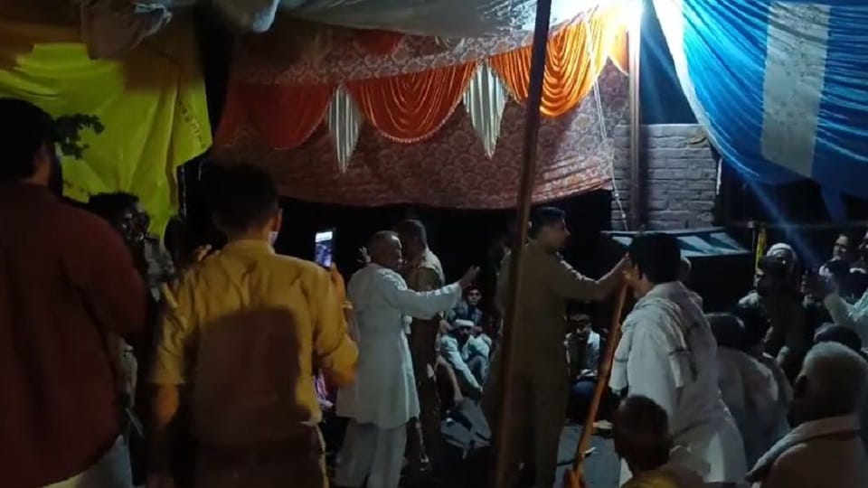 प्रदर्शनकारियों की पुलिस से हुई नोकझोंक।